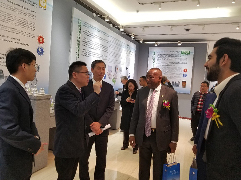 曾氏贵宾会云商总裁张瑜先生（左二）现场向参展嘉宾介绍芦溪电瓷产业发展支撑平台